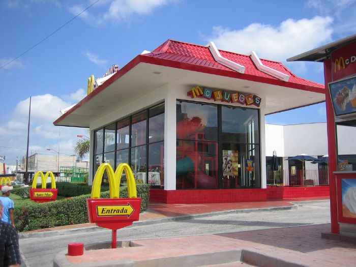 Restaurante McDonald’s con climatización instalada por Espiaire